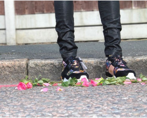 Adidas Originals Zx700 RemasteRot S82518 Schuhe Unisex Schwarz & Multicolors Flower